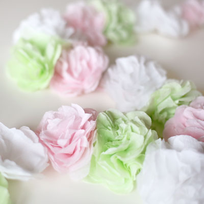 girlang med servettblommor