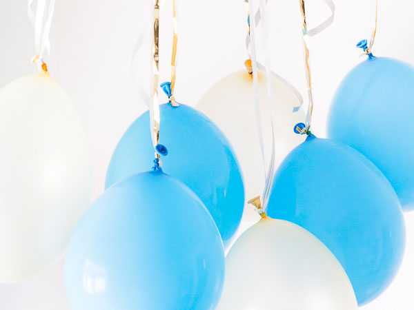 Hängande ballonger från taket