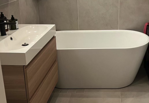 renoverat badrum med vitt badkar