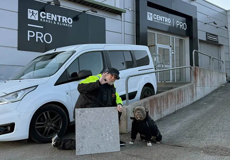 Variati Marqus med hund