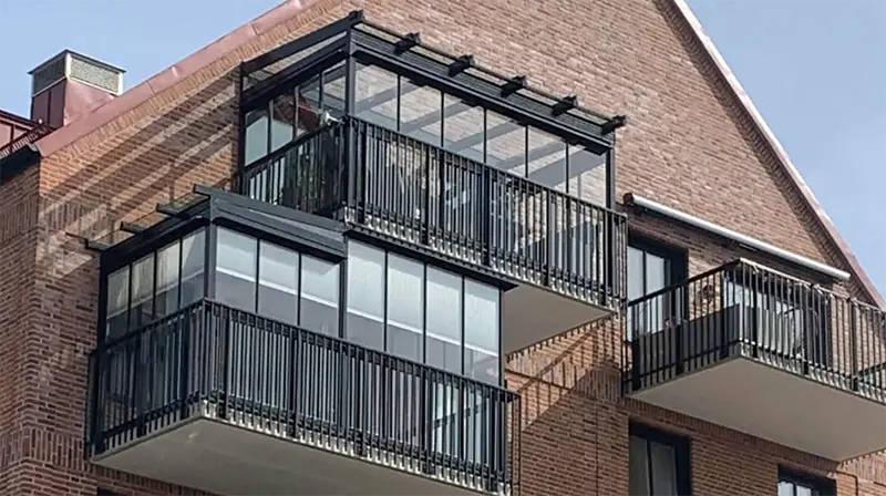 utsikt från inglasad balkong i Stockholm