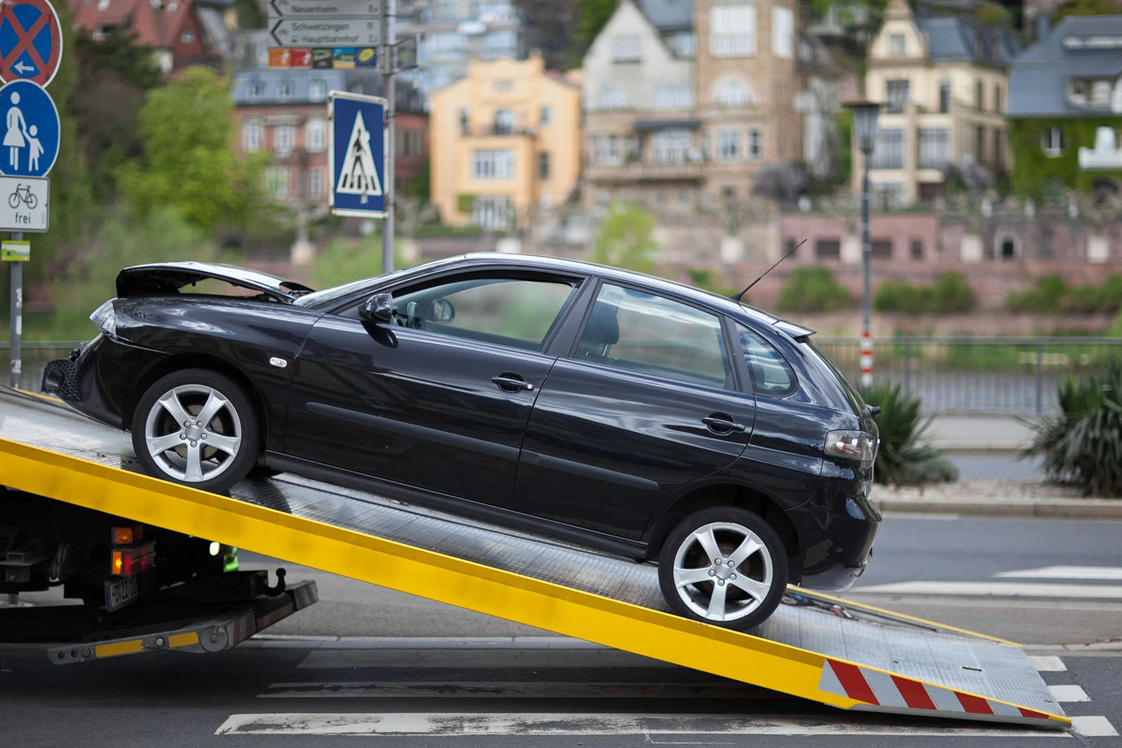 Vår bilskrot i Örebro hämtar din bil oavsett vart den står, helt kostnadsfritt.