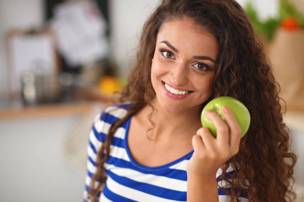 kvinna äter äpple