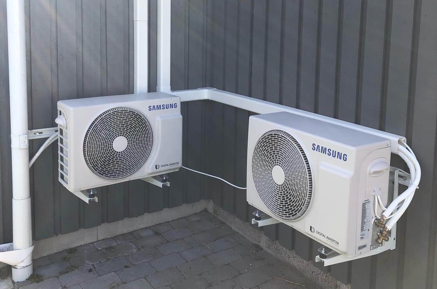 Två värmepumpar på utsidan av ett hus i Örebro.