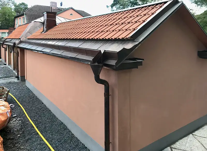 fasadrenovering Stockholm hus med putsad fasad