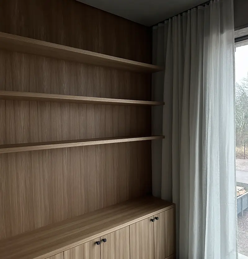 platsbyggd bokhylla finsnickeri Stockholm