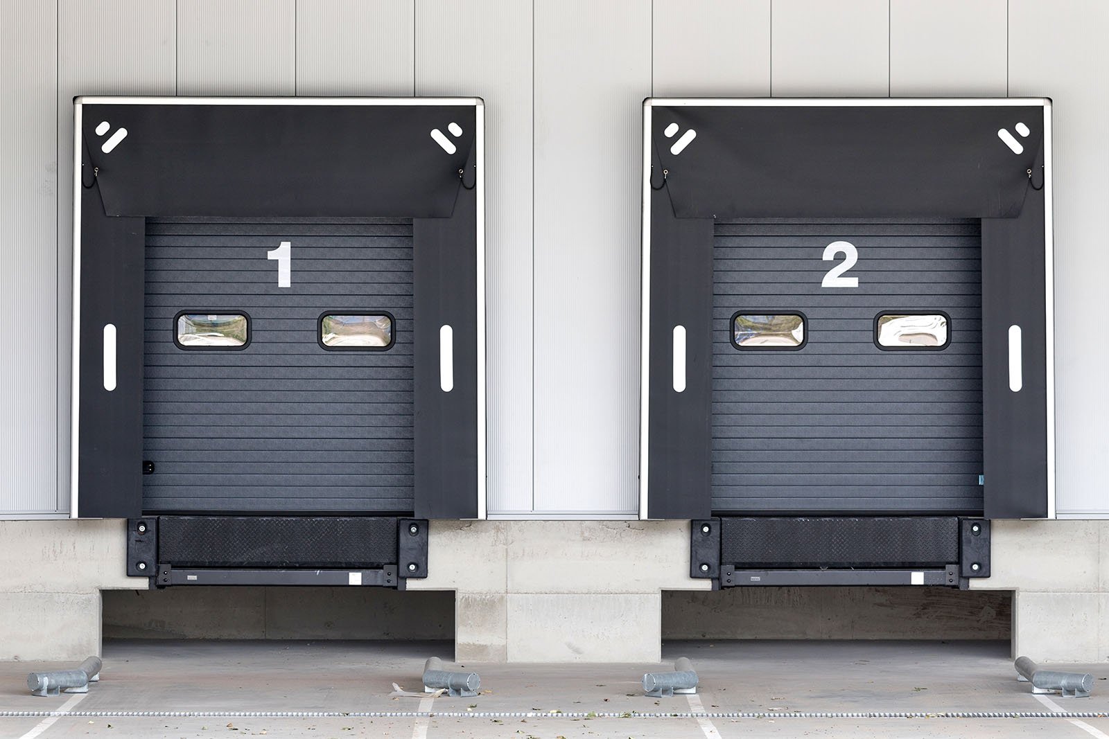 Vi har förutom garageportar i Skåne även lastbryggor i Skåne. Kontakta oss så hjälper vi er med lastbryggor.