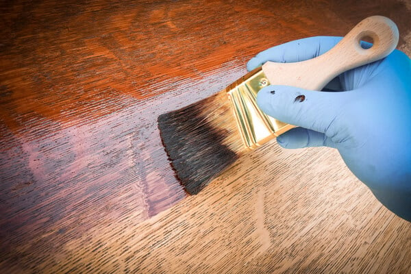 Lacka golv utan att slipa | Fräscha upp golvlacken på parkettgolv