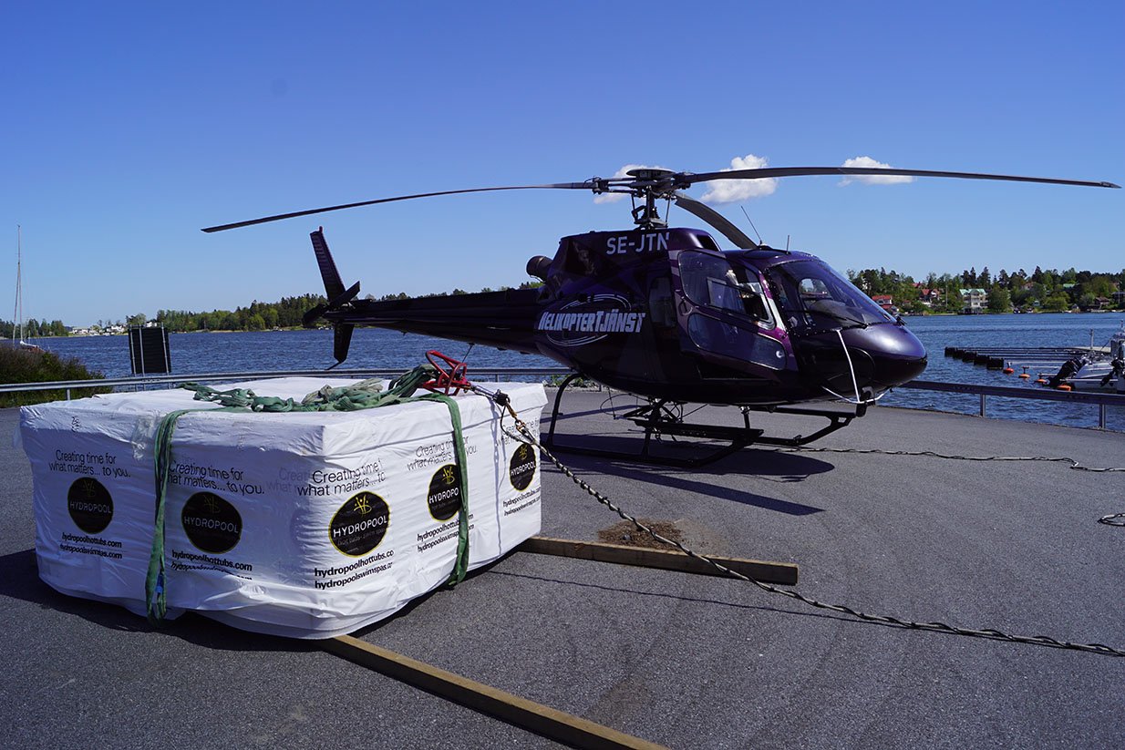 Våra helikoptrar lyfter tunga gods, som här vid kajen med en stort paket.