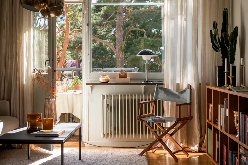 homestylat vardagsrum med soffa