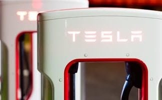 Das Bild zeigt einen Super-Charger von Tesla