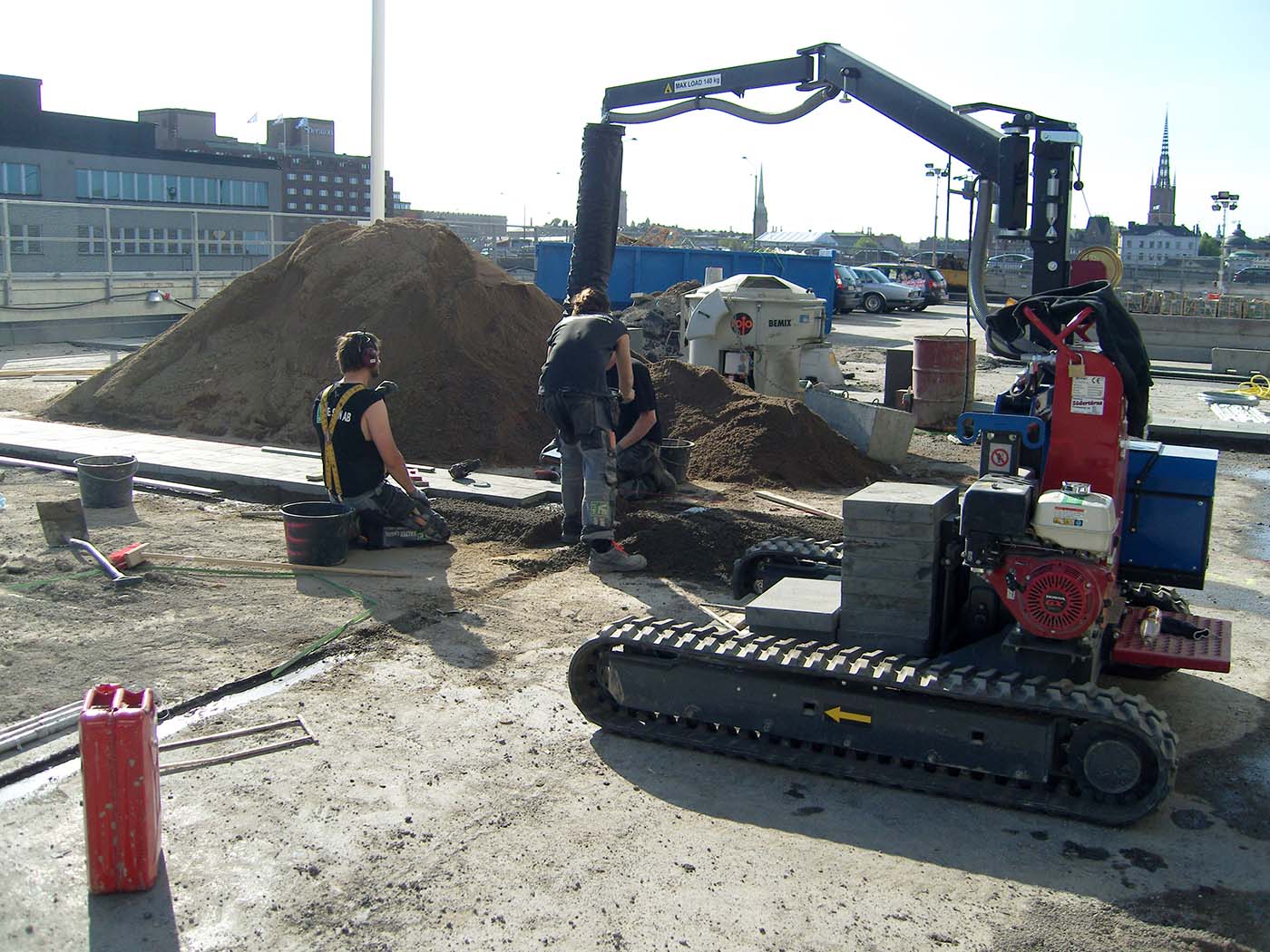 Vi är specialister på markanläggning i Stockholm och hjälper er med ert arbete, som här med tunga maskiner.