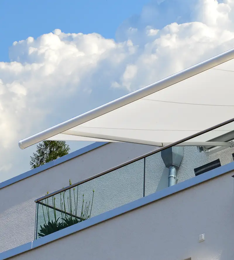 markiser på balkong i flerbostadshus