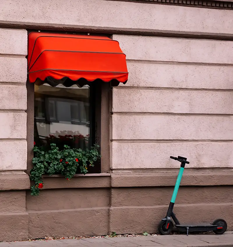 korgmarkiser på målad villa