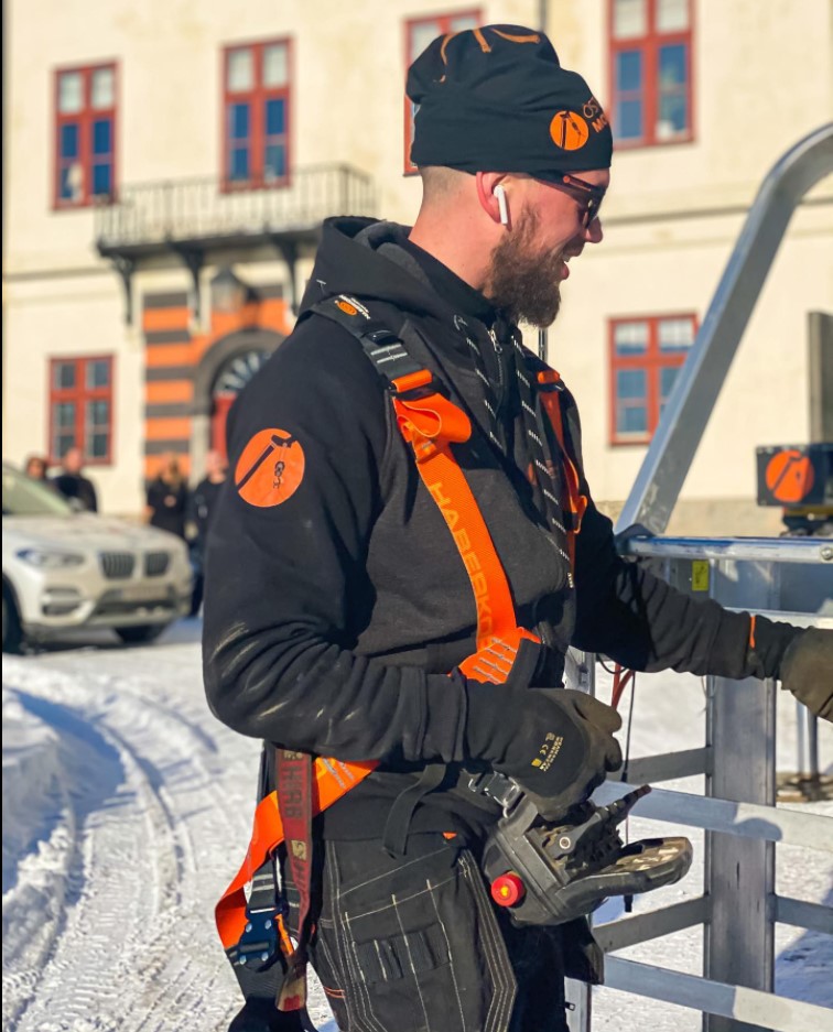Våra duktiga medarbetare står och jobbar med mobilkran i Östergötland.
