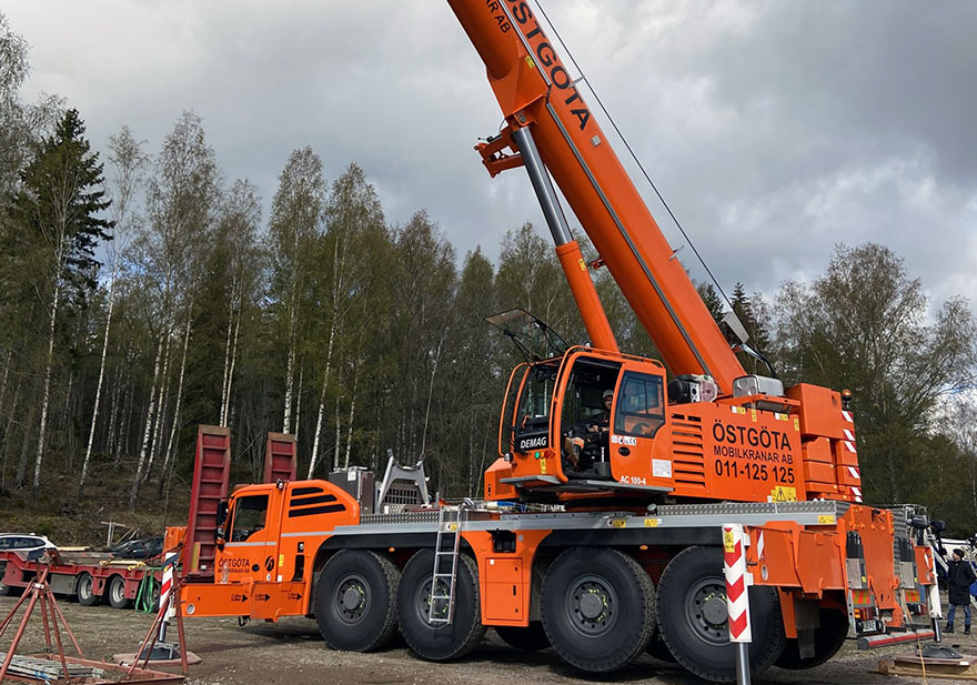 Mobilkran med lyftkapacitet på 100 ton.