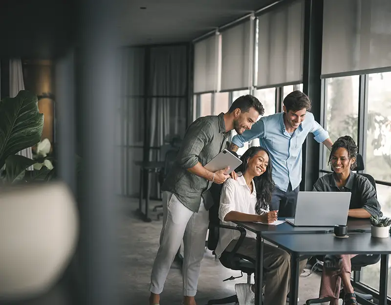 revisor vid dator – outsourcing lönehantering
