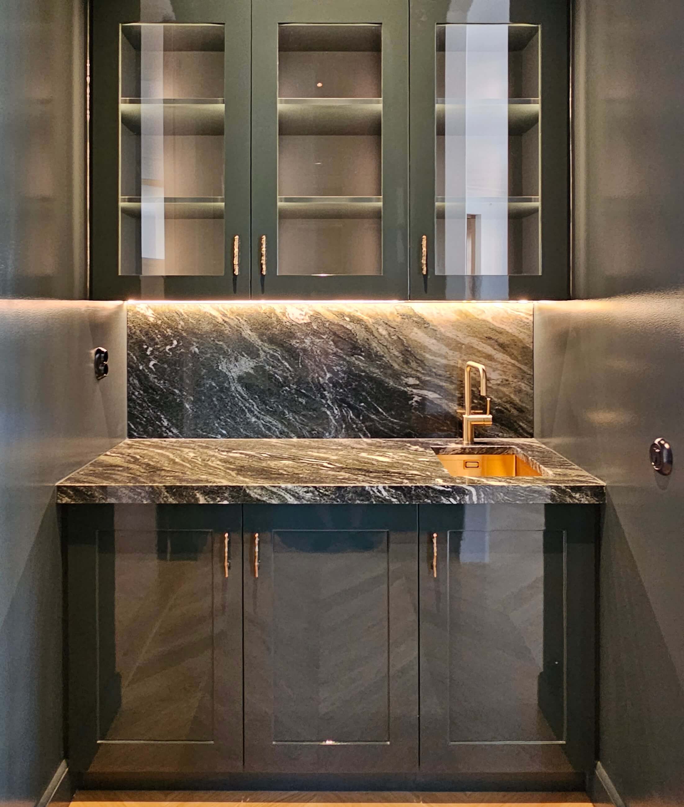 lyxigt platsbyggt kök med marmorskiva