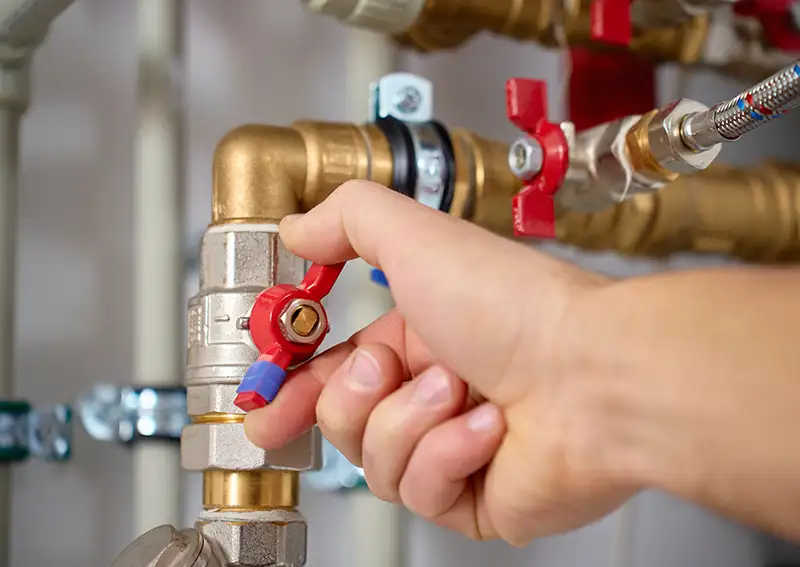 rörmokare som arbetar