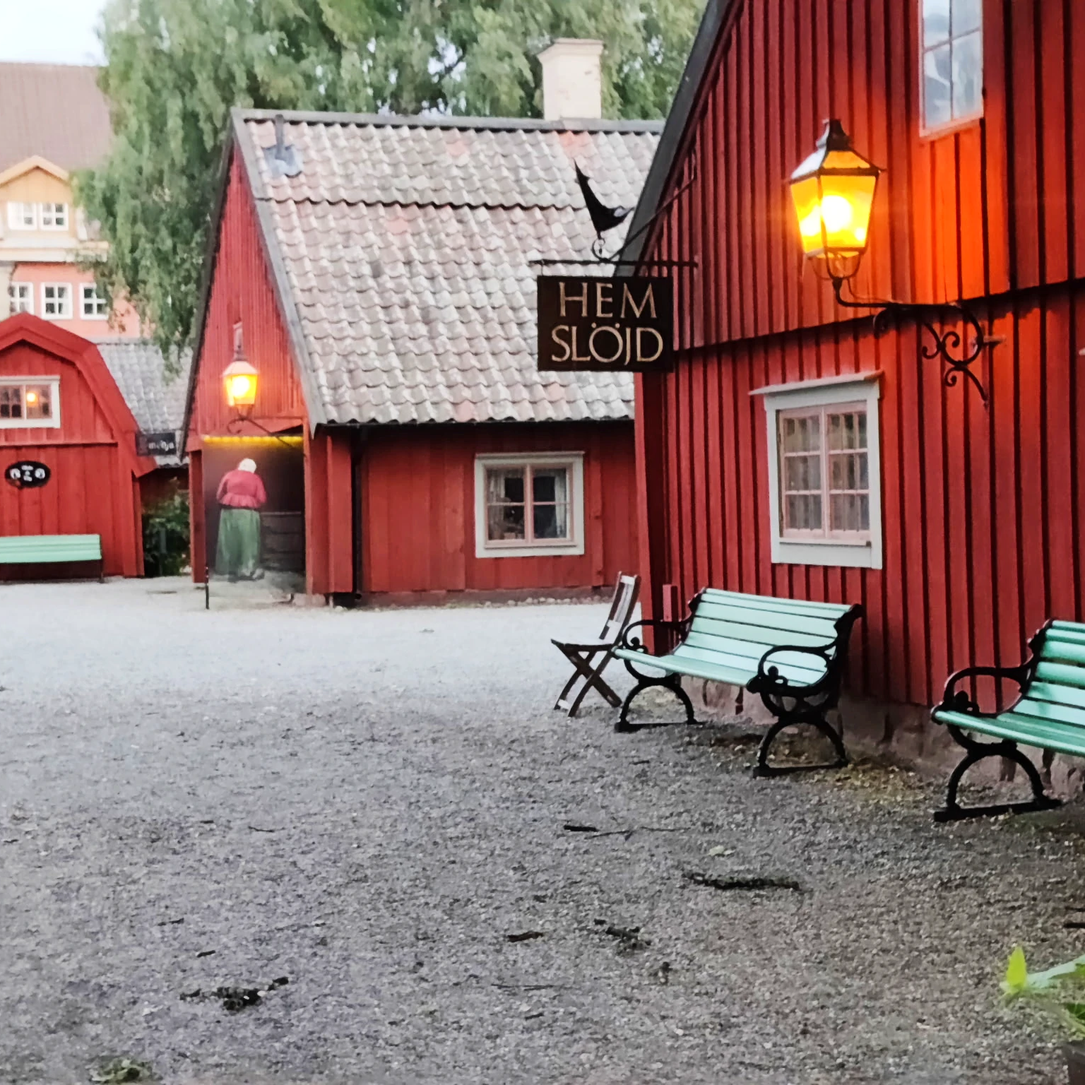 bild på de röda trähusen som är rademachersmedjorna 
