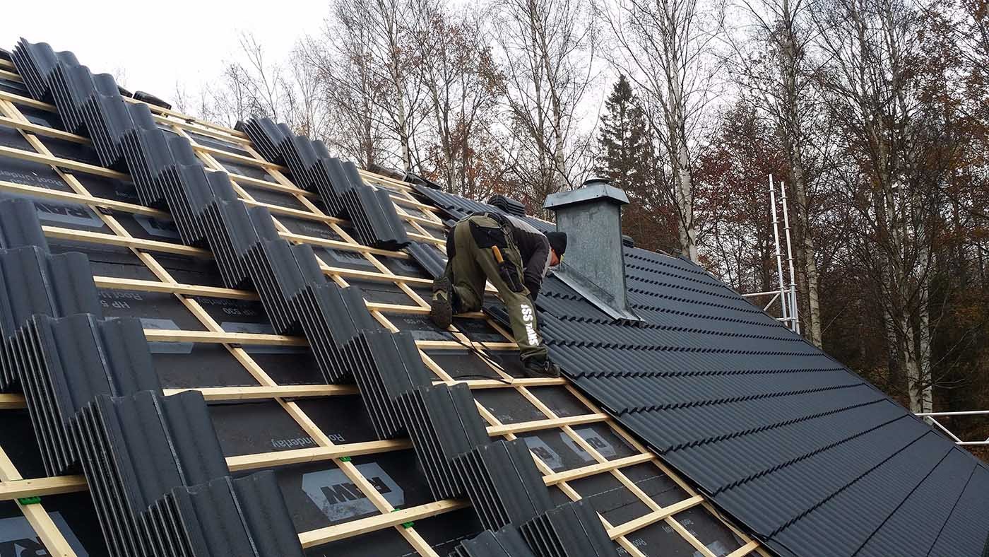 Våra takläggare i Växjö lägger olika slags tak, som här svarta betongpannor.