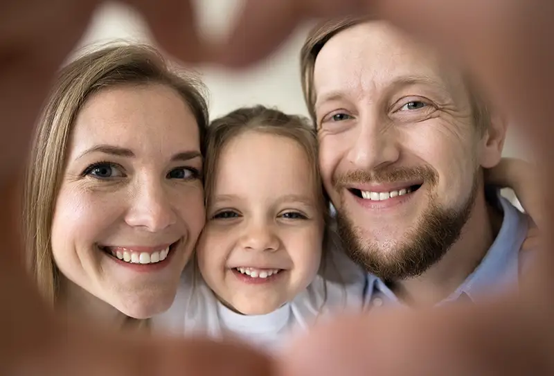 glad familj tandvård Solna