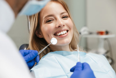 Glad kvinna hos tandläkaren