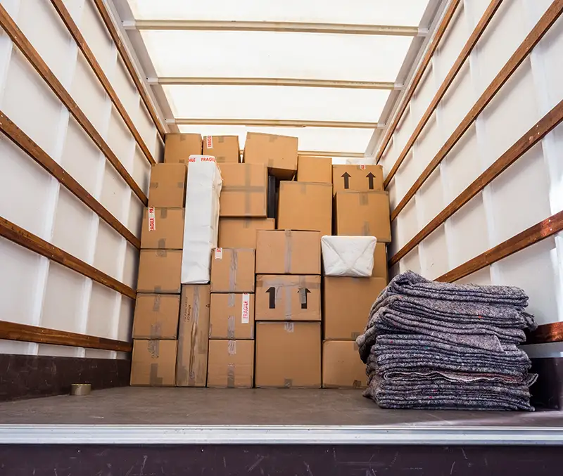 Utlandsflytt - stadsmiljö med människor och hus