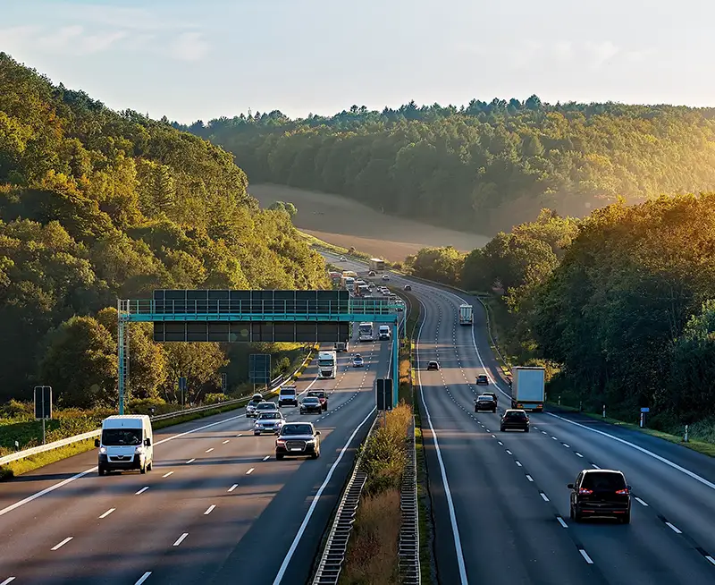 Utlandsflytt - stadsmiljö med människor och hus